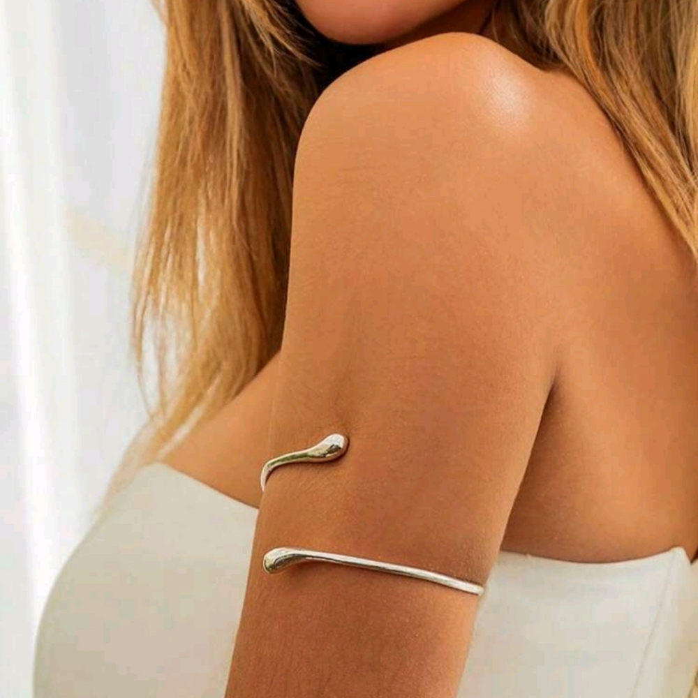 NWT, Elegant Silver Arm Cuff Band Bangle